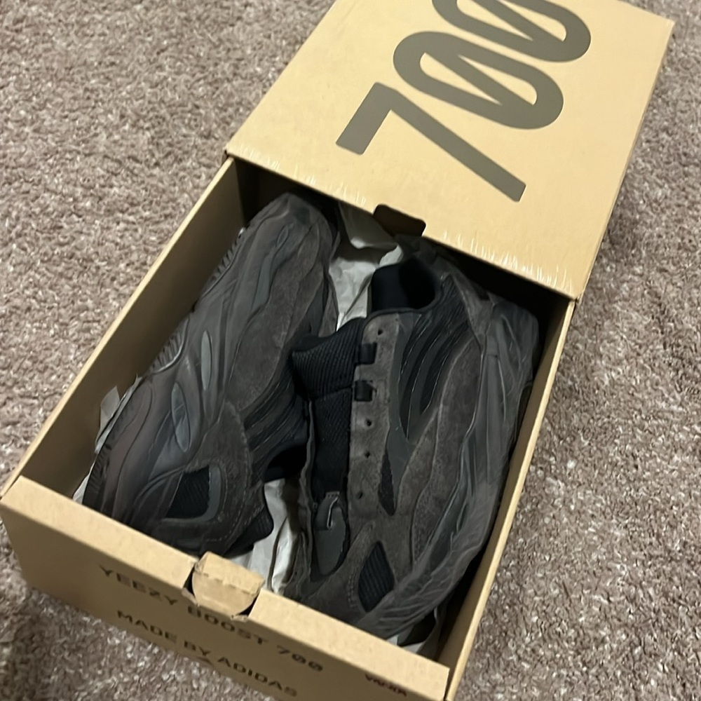Yeezy Boost 700 V2 Kids Vanta - Picture 11 of 16